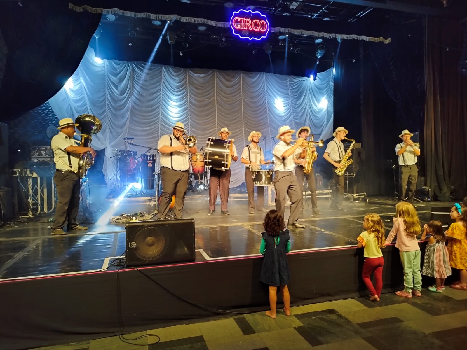 Los Kandangos faz apresentação inédita no Sesc Bertioga