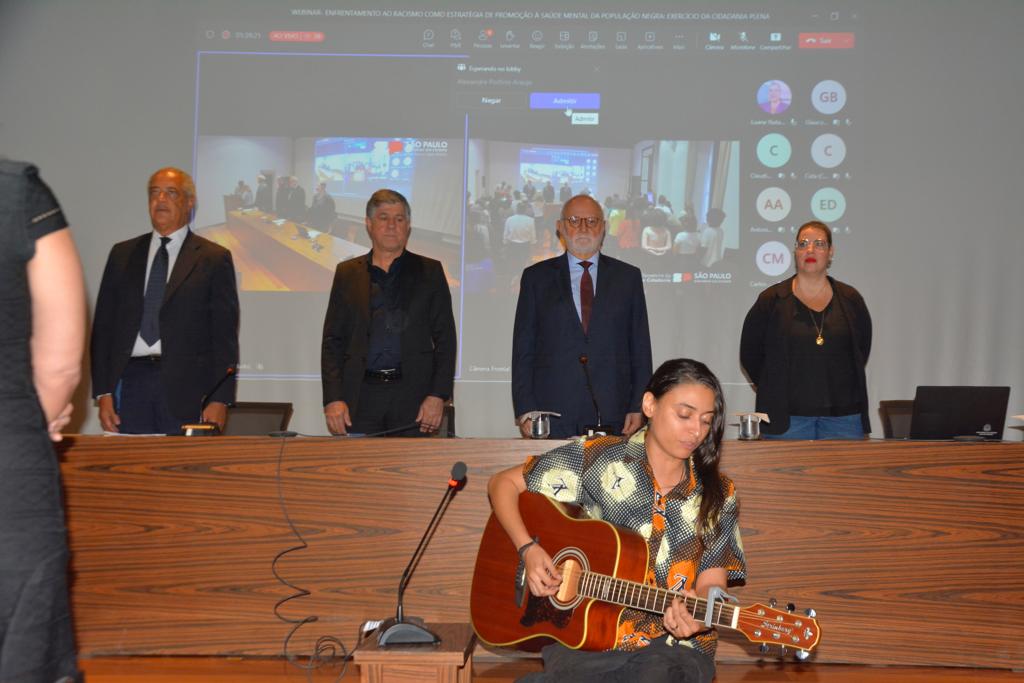 Rafe Shiver faz história no Palácio da Justiça, liderando a voz de Adamantina em evento histórico contra o racismo