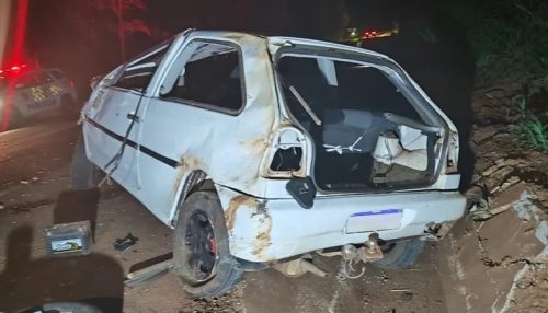 Homem de 29 anos morre após carro bater em barranco e capota