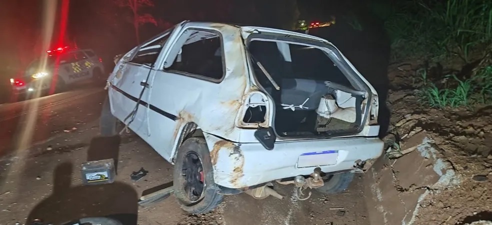 Homem de 29 anos morre após carro bater em barranco e capota