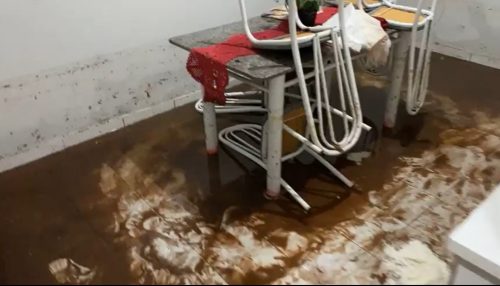 Equipes da Prefeitura de Adamantina estão atuando em diversos pontos do município após a chuva intensa registrada no final da tarde