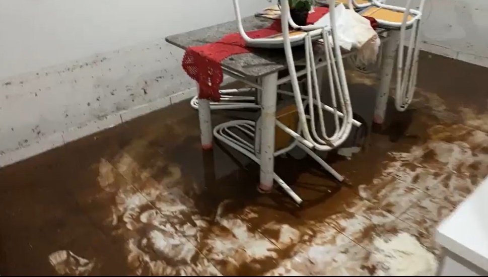 Equipes da Prefeitura de Adamantina estão atuando em diversos pontos do município após a chuva intensa registrada no final da tarde