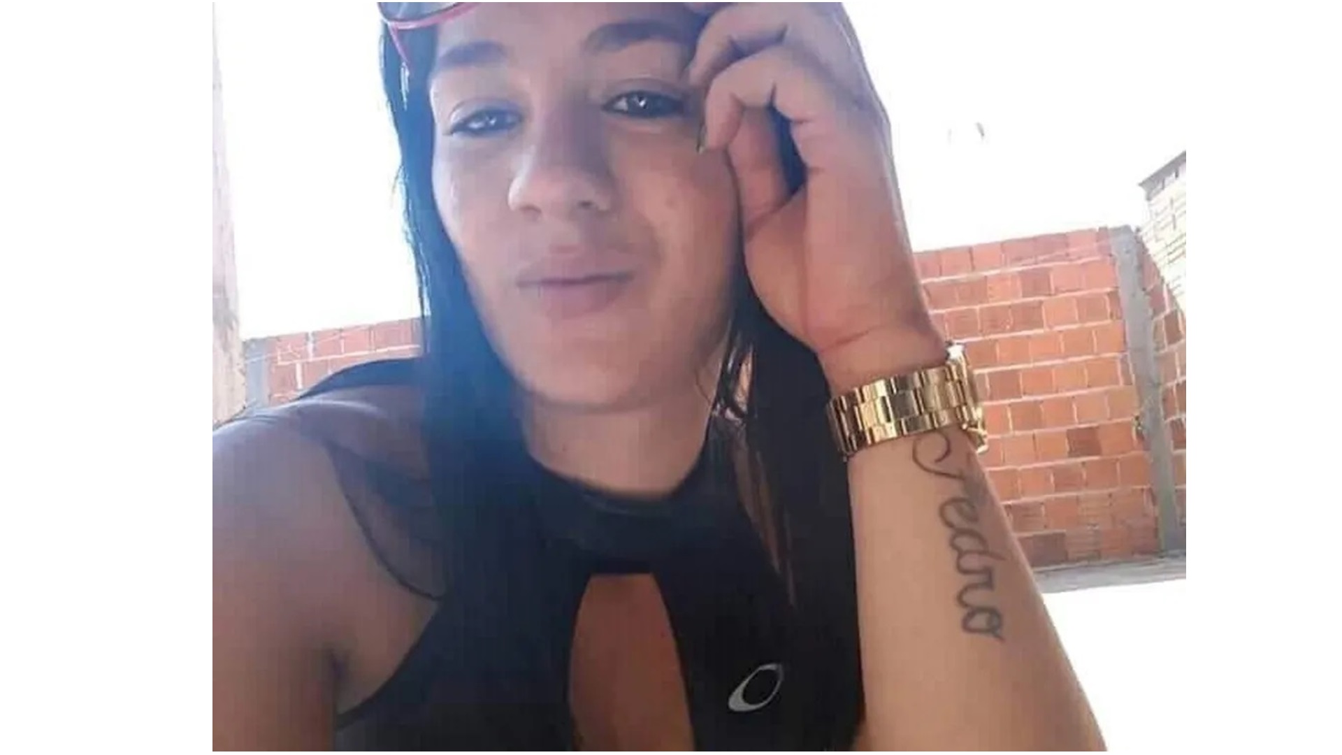 Mulher é encontrada morta por vizinhos ao ouvirem disparos e avistarem criança sozinha em apartamento