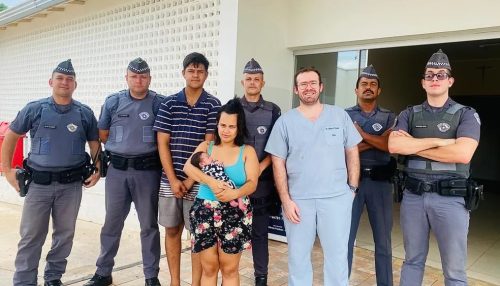 Policiais militares adotam ‘Manobra de Heimlich’ e ajudam a salvar vida de bebê de apenas 20 dias engasgada com leite materno