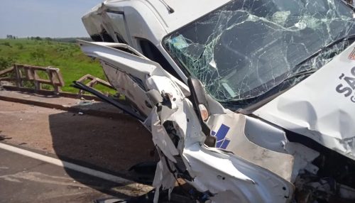 Van que transportava pacientes cai em barranco na Rodovia Olímpio Ferreira da Silva, em Mirante do Paranapanema