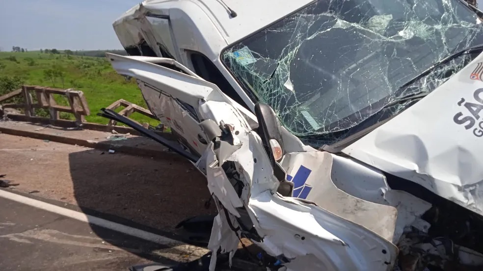 Van que transportava pacientes cai em barranco na Rodovia Olímpio Ferreira da Silva, em Mirante do Paranapanema
