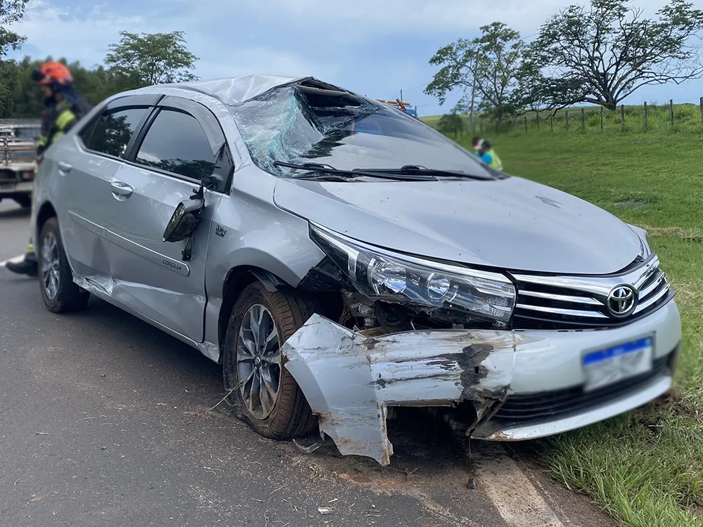 Mulher fica ferida em capotamento na SP-294, em Flórida Paulista