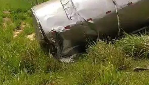 Motorista fica ferido após capotamento de caminhão-tanque na rodovia Adamantina/Mariápolis