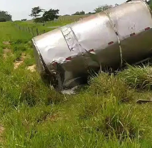 Motorista fica ferido após capotamento de caminhão-tanque na rodovia Adamantina/Mariápolis