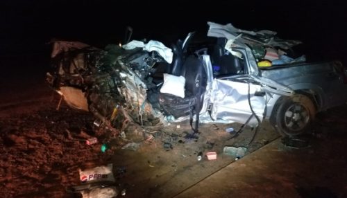 Mulher morre após colisão entre a picape que dirigia e um veículo canavieiro que cruzava a pista