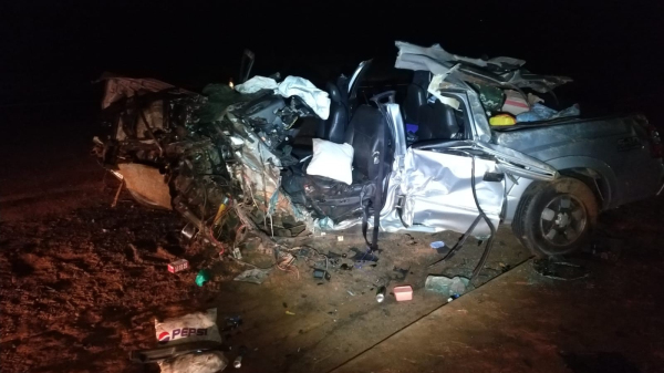 Mulher morre após colisão entre a picape que dirigia e um veículo canavieiro que cruzava a pista