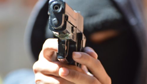 Assaltantes rendem zelador e levam bateria de veículo em chácara de Osvaldo Cruz