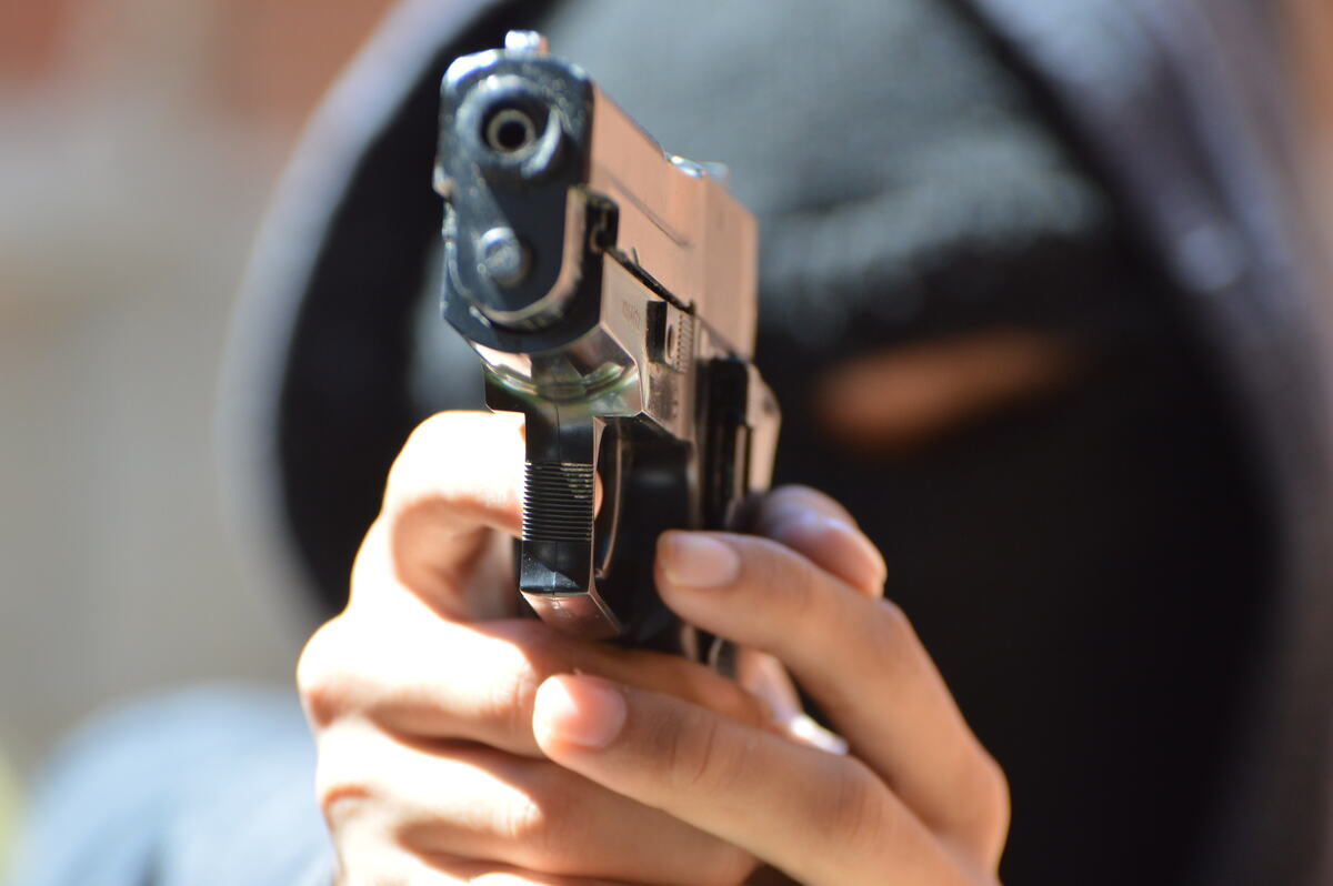 Assaltantes rendem zelador e levam bateria de veículo em chácara de Osvaldo Cruz