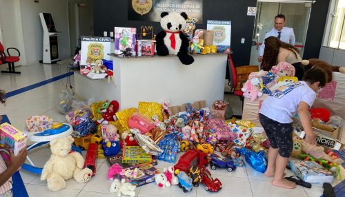Campanha Natal Solidário arrecada brinquedos para crianças vulneráveis em Adamantina.