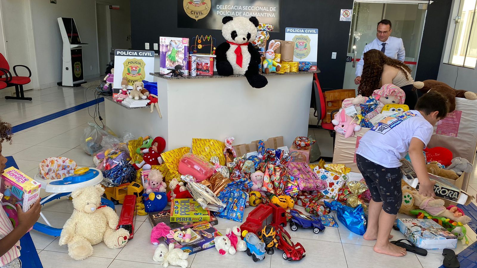Campanha Natal Solidário arrecada brinquedos para crianças vulneráveis em Adamantina.