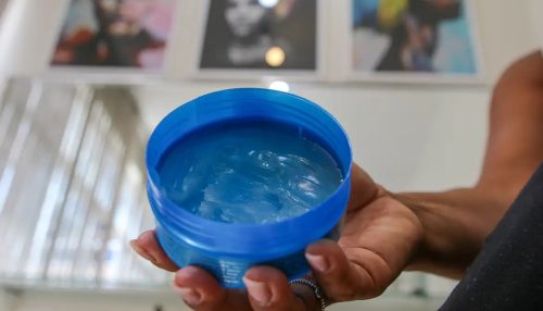 Pomadas para cabelo: veja os riscos no uso de produtos ilegais