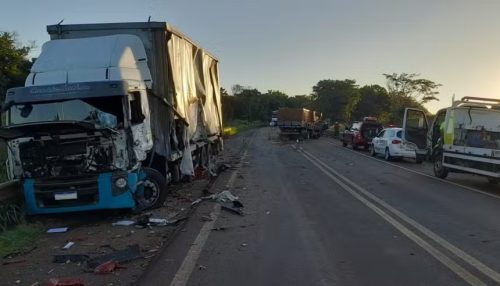 Motorista morre após ficar preso nas ferragens em colisão entre dois caminhões
