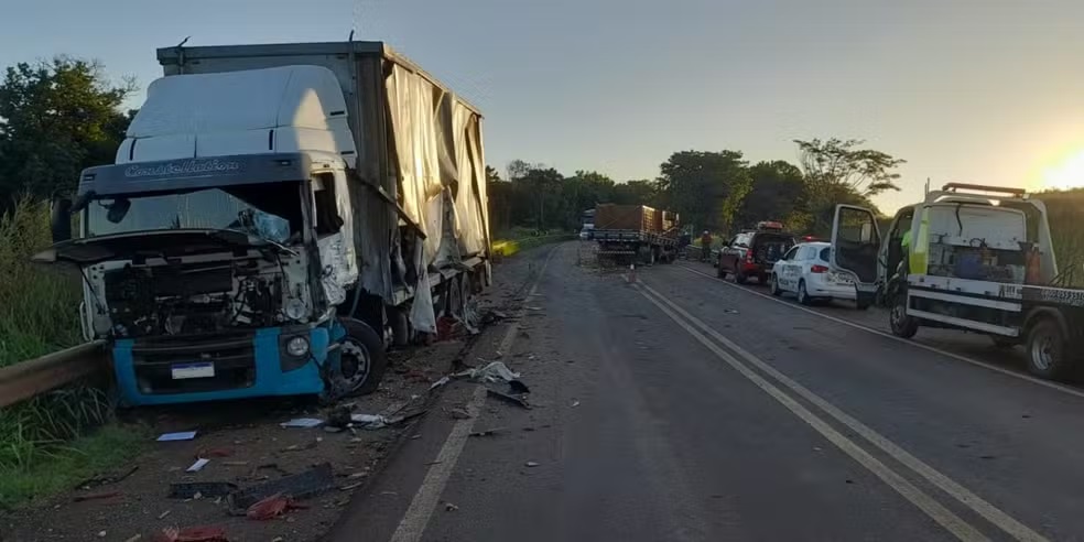 Motorista morre após ficar preso nas ferragens em colisão entre dois caminhões