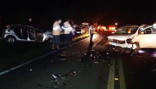 Carro perde controle da direção, bate de frente com veículo e deixa oito pessoas feridas