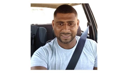 Homem morre após levar choque elétrico enquanto mexia no celular dentro do banheiro de casa