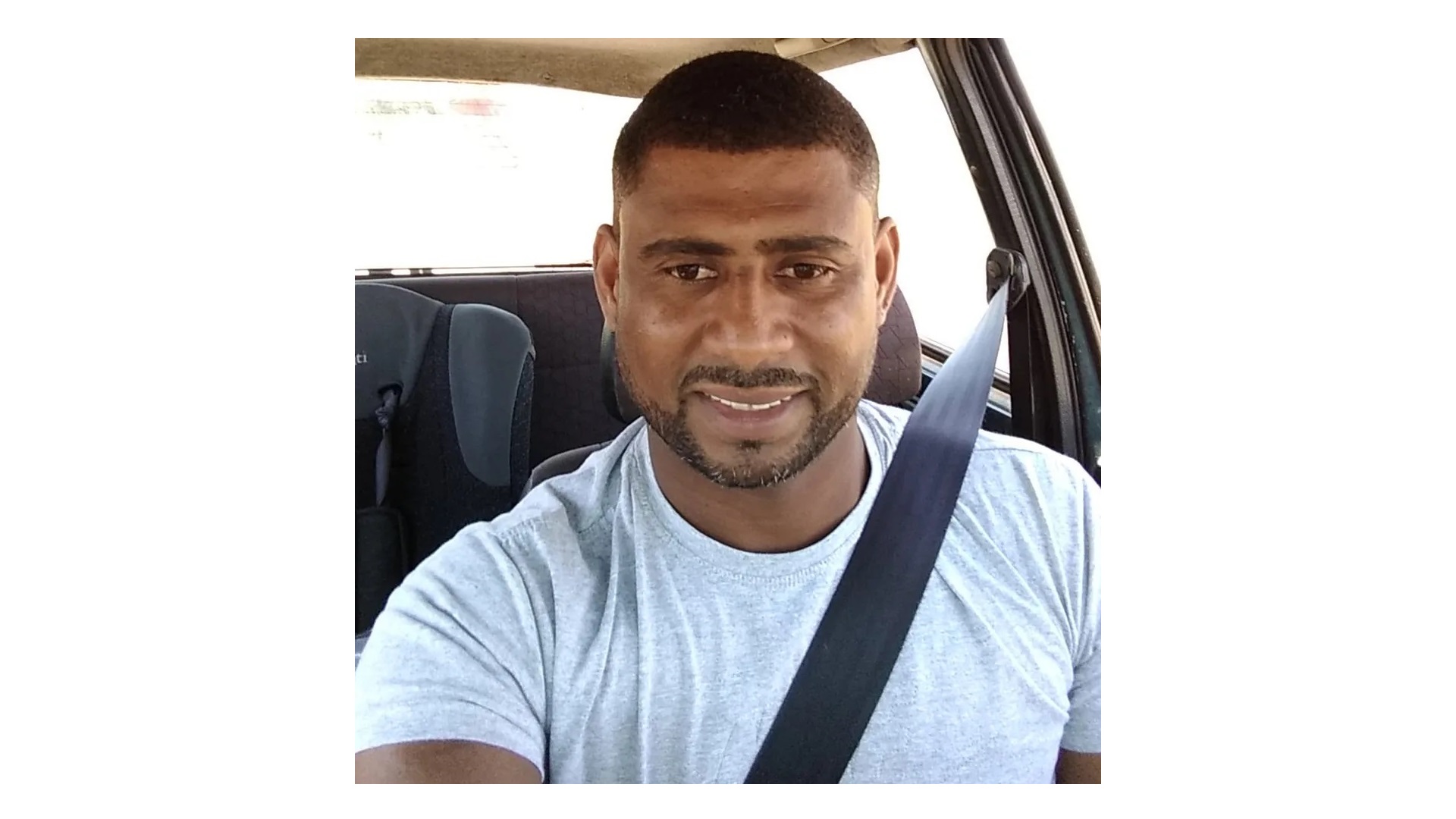 Homem morre após levar choque elétrico enquanto mexia no celular dentro do banheiro de casa