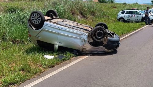 Irmãs de 66 e 64 anos ficam feridas ao capotar carro na Rodovia