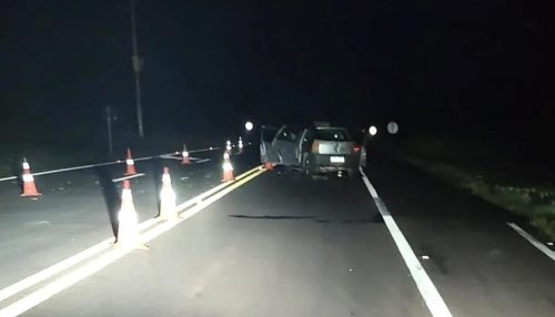 Motorista morre após bater carro em traseira de caminhonete