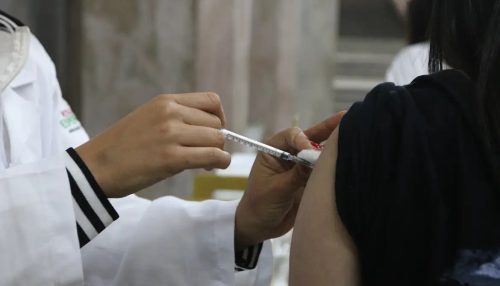 Saúde monitora novas variantes e reforça vacinação contra covid-19