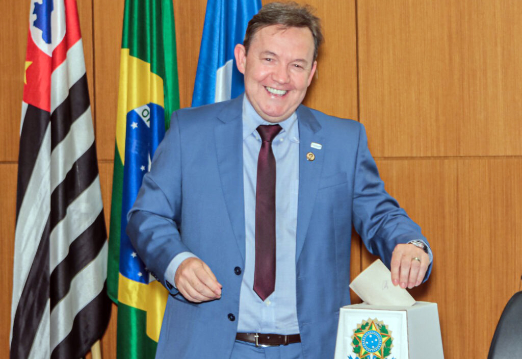 Ex-aluno do Centro Universitário é  empossado como presidente do Coren-SP