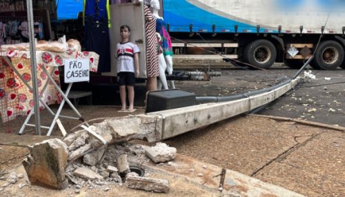 Carreta baú arrasta fios e derruba padrão de energia no pátio da feira livre em Adamantina