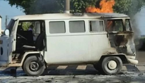 Kombi pega fogo após abastecer em posto de combustíveis, em Mariápolis