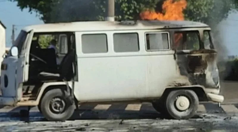 Kombi pega fogo após abastecer em posto de combustíveis, em Mariápolis