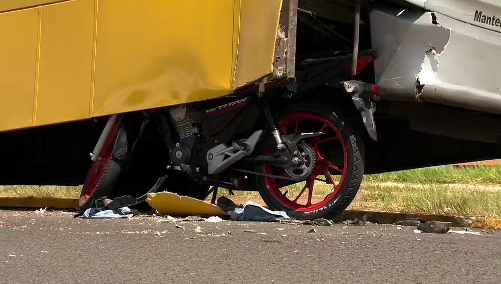 Motociclista sofre fraturas nas pernas após bater na traseira de ônibus