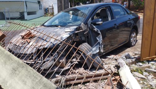 Motorista embriagado perde o controle e destrói muro de residência