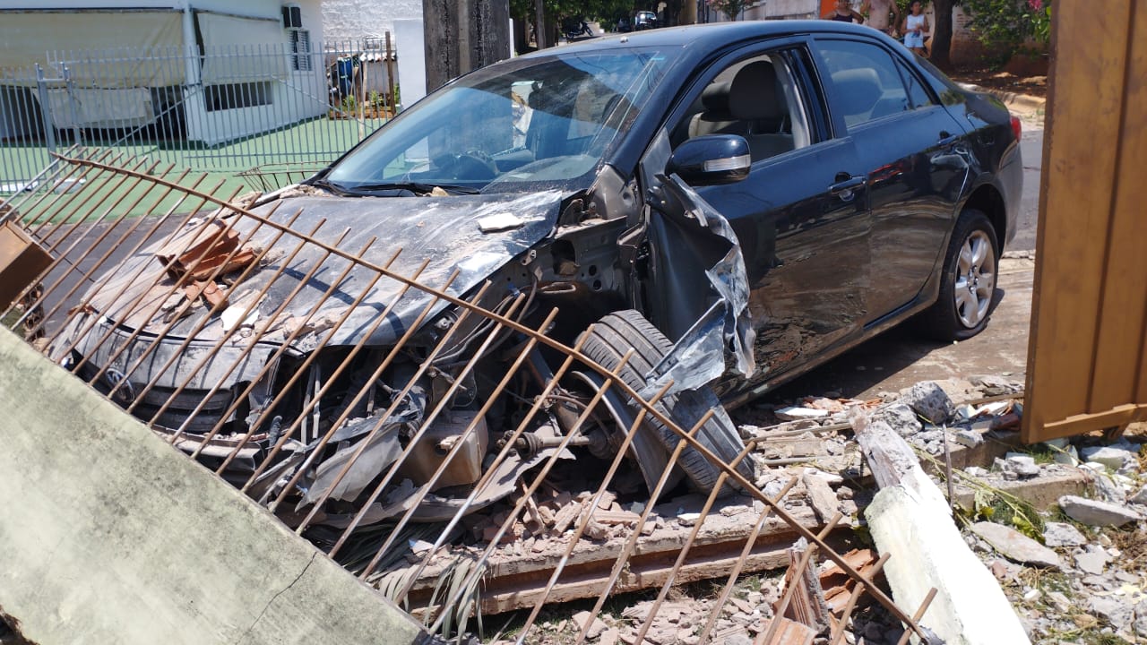 Motorista embriagado perde o controle e destrói muro de residência