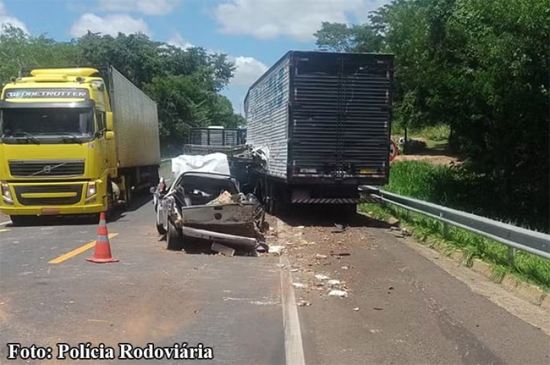 MORADOR DE PARAPUÃ MORRE EM COLISÃO ENTRE QUATRO VEÍCULOS NA SP-425