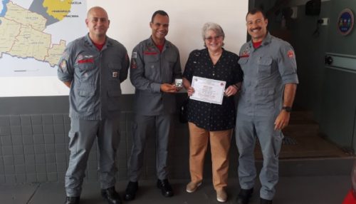 Em Adamantina, americana filha de bombeiro que atuou em NY faz doação ao Corpo de Bombeiros local