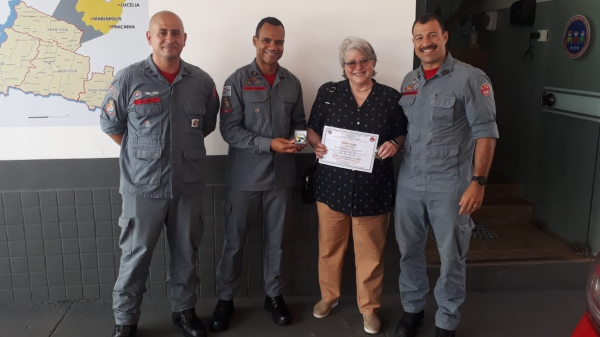 Em Adamantina, americana filha de bombeiro que atuou em NY faz doação ao Corpo de Bombeiros local