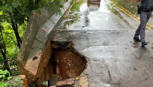 Buraco aberto pela chuva em cabeceira de ponte provoca interdição parcial de trecho de estrada vicinal em Adamantina