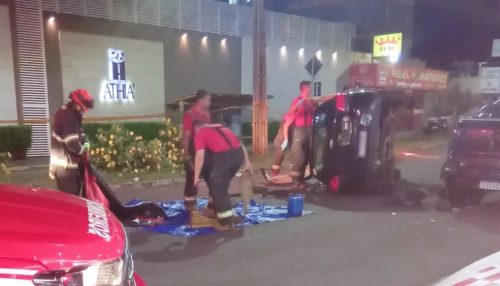 Com suspeita de mal súbito, motorista capota carro após bater em veículo estacionado