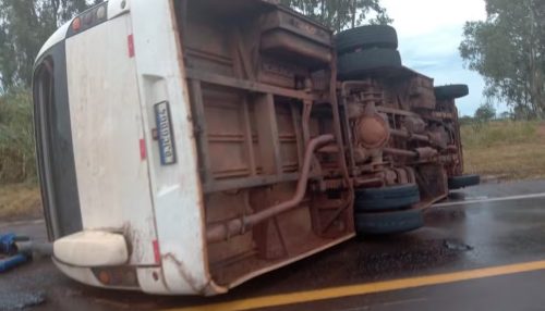 Acidente com micro-ônibus deixa 14 trabalhadores rurais feridos; dois foram socorridos em estado grave