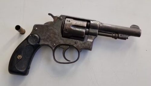 Idoso é encontrado morto com disparos de arma de fogo pelo corpo; suspeito é o próprio filho