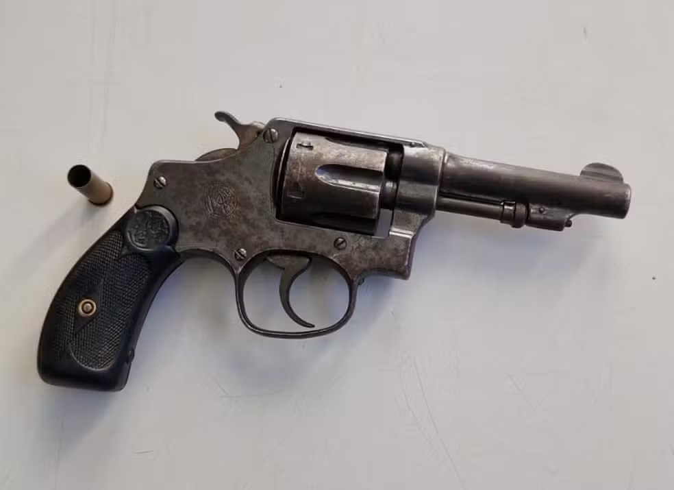 Idoso é encontrado morto com disparos de arma de fogo pelo corpo; suspeito é o próprio filho