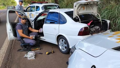Casal é preso após fiscalização encontrar 30 kg de haxixe em caixa de ar de carro