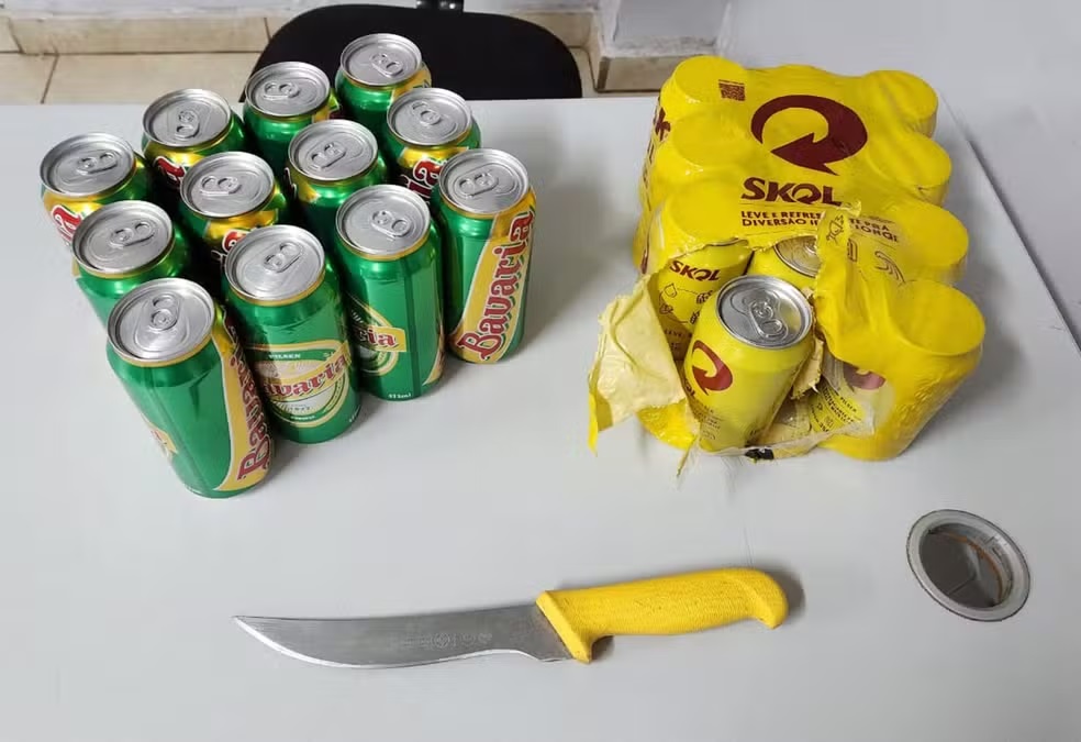 Homem rouba fardos de cerveja em bar e acaba preso após veículo desligar por falta de combustível