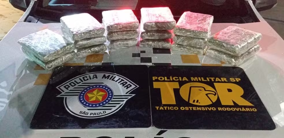 Fiscalização encontra 16 tabletes de skank em bagagens e passageiras de ônibus são presas