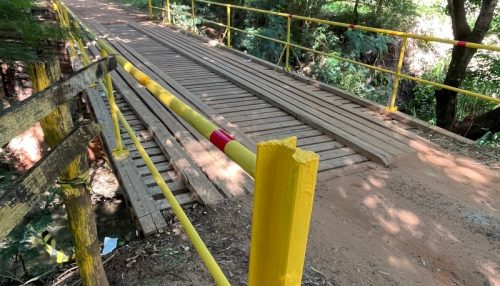 Ponte onde houve queda de moradora recebe proteção lateral