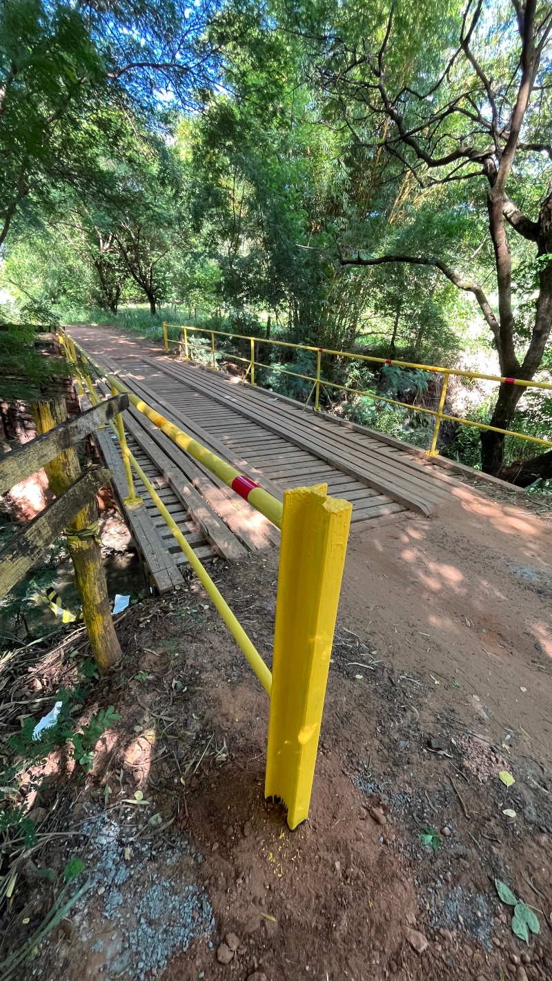 Ponte onde houve queda de moradora recebe proteção lateral