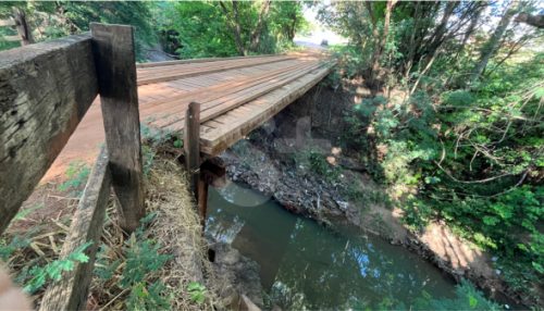 Jovem cai de ponte no final da Rua Santa Catarina; há pedido de guarda-corpo para o local desde 2022