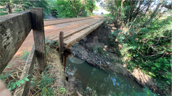 Jovem cai de ponte no final da Rua Santa Catarina; há pedido de guarda-corpo para o local desde 2022